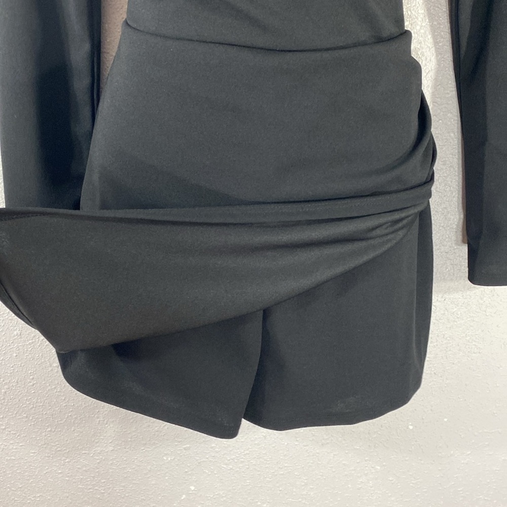 Lulu’s Babe Heaven Black Long Sleeve Asymmetrical Romper Medium M S22 - Picture 8 of 14